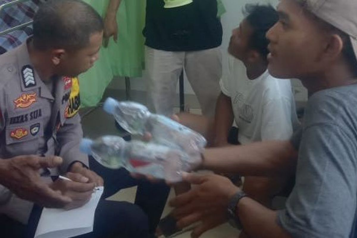 Polisi saat mendatangi puskesmas temapt korban miras oplosan dirawat di Kecamatan Papalang, Kabupaten Mamuju, Sulbar, Sabtu (20/9/2025).