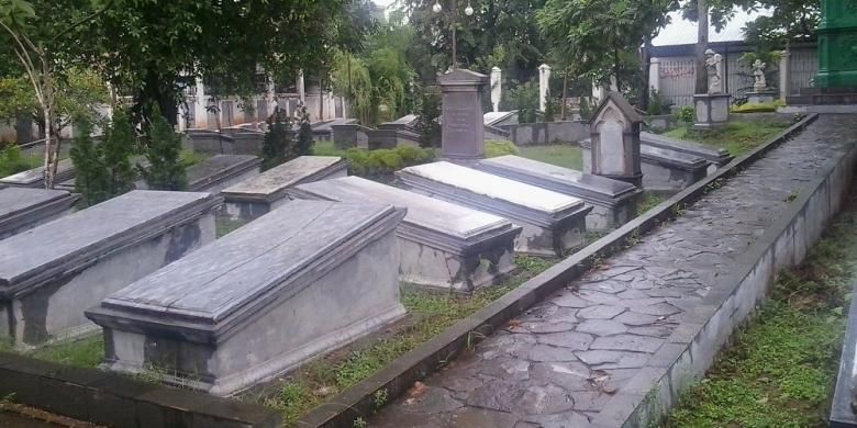 Museum Taman Prasasti terletak di Jalan Tanah Abang no I, Jakarta Pusat. Di museum ini tersimpan koleksi batu nisan warga Belanda yang pernah tinggal di Batavia.