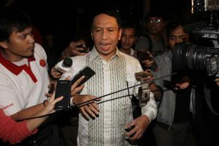 Wakil Ketua Komisi VII DPR Zainudin Amali usai menjalani pemeriksaan penyidik di Gedung KPK, Jakarta Selatan, Senin (20/1/2014). KPK memeriksa anggota DPR dari Fraksi Partai Golkar tersebut sebagai saksi terkait kasus suap di Satuan Kerja Khusus Pelaksana Kegiatan Usaha Hulu Minyak dan Gas Bumi (SKK Migas) dengan tersangka Waryono Karno. TRIBUNNEWS/HERUDIN