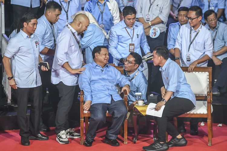 Capres nomor urut dua Prabowo Subianto (tengah) duduk sambil berbicara dengan Cawapres pasangannya, Gibran Rakabuming Raka (kedua kanan) dan tim sukses mereka usai menyampaikan visi misinya dalam debat perdana Capres dan Cawapres 2024 di Gedung KPU, Jakarta, Selasa (12/12/2023). Debat perdana tersebut mengangkat topik yang diangkat adalah masalah pemerintahan, hukum, hak asasi manusia, pemberantasan korupsi, penguatan demokrasi, serta peningkatan layanan publik dan kerukunan warga.