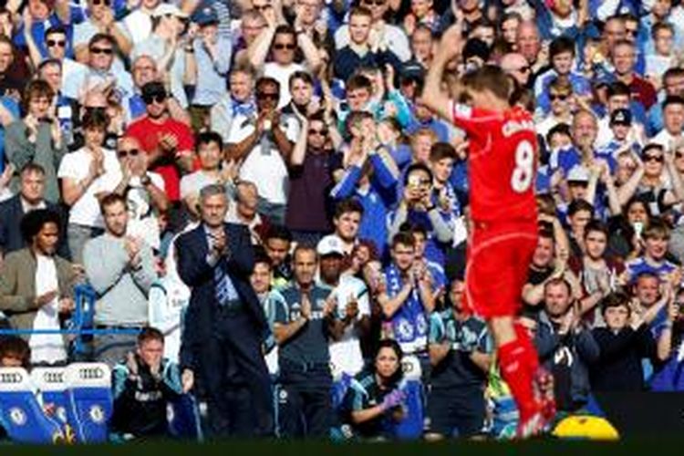 Manajer Chelsea, Jose Mourinho, bertepuk tangan saat gelandang Liverpool, Steven Gerrard, ditarik keluar pada babak kedua laga di Stamford Bridge, Minggu (10/4/2015).