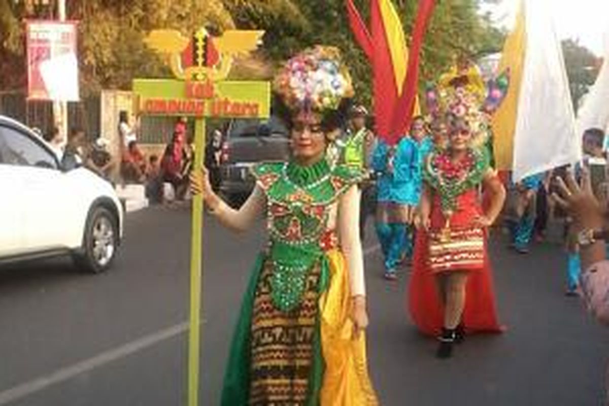 Rangkaian Festival Krakatau ditutup dengan pawai budaya dan tapis carnival berkeliling di jalan protokol di Kota Bandar Lampung, Minggu (31/8/2015).