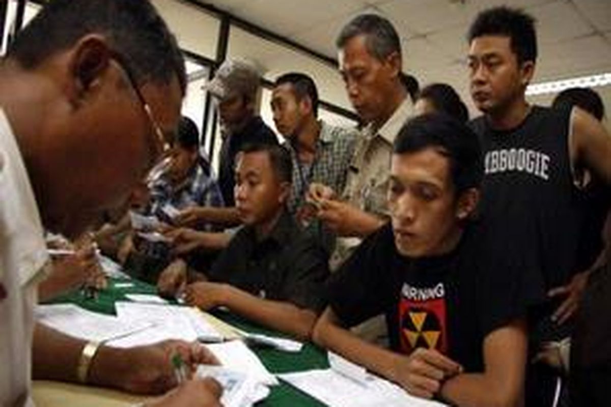 Warga yang terjaring operasi Yustisi mendatangi Kecamatan Tamansari, Jakarta Barat, Kamis (23/10/2008).