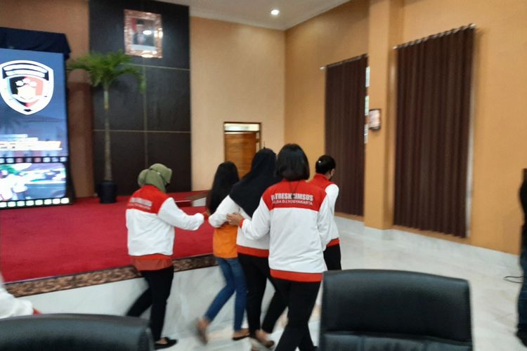 Tersangka kasus video setengah tepanjang di Bandara Yogyakarta International Airport (YIA) FCN (23) saat dibawa usai jumpanpers di Mapolda DIY