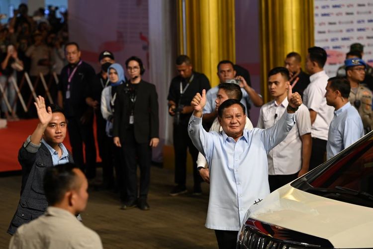 Capres-cawapres nomor urut dua Prabowo Subianto dan Gibran Rakabuming Raka berjalan tiba di lokasi debat ketiga Pilpres 2024 di Istora Senayan, Jakarta, Minggu (7/1/2024). Debat tersebut bertemakan pertahanan, keamanan, hubungan internasional, globalisasi, geopolitik, dan politik luar negeri. 