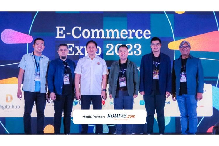 Sesi foto bersama para direksi SIRCLO Group dan Wakil Ketua Umum Kadin Indonesia bidang Pariwisata dan Ekonomi Kreatif pada pembukaan E-Commerce Expo: powered by SIRCLO.