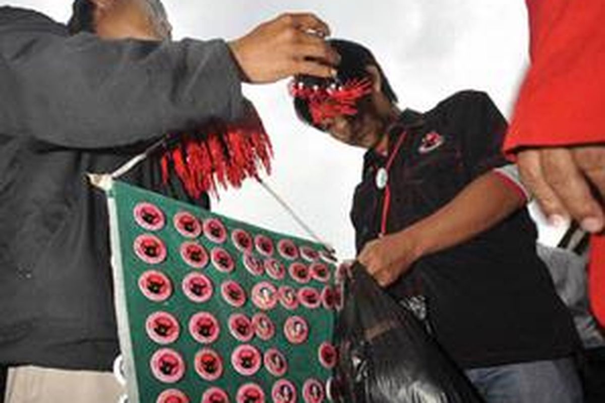 Pin Ketua Umum PDI-P Megawati Soekarnoputri dan kepala banteng dijual di arena Rapat Kerja Nasional (Rakernas) IV PDI-P di Hotel The Sunan, Solo, Jawa Tengah, Rabu (28/1). Selain dari Solo dan sekitarnya para pedagang ini juga datang dari luar kota seperti Jakarta dan Jawa Barat.