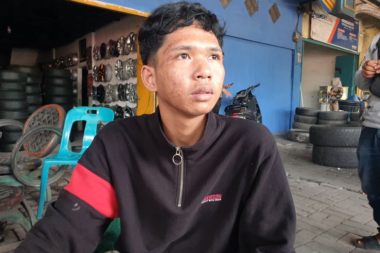 Gilang Avanka (18) saat diwawancarai di Jalan Medan-Binjai Km 16, Desa Serba Jadi, Kabupaten Deli Serdang, Sumatera Utara pada Selasa (29/7/2025). 