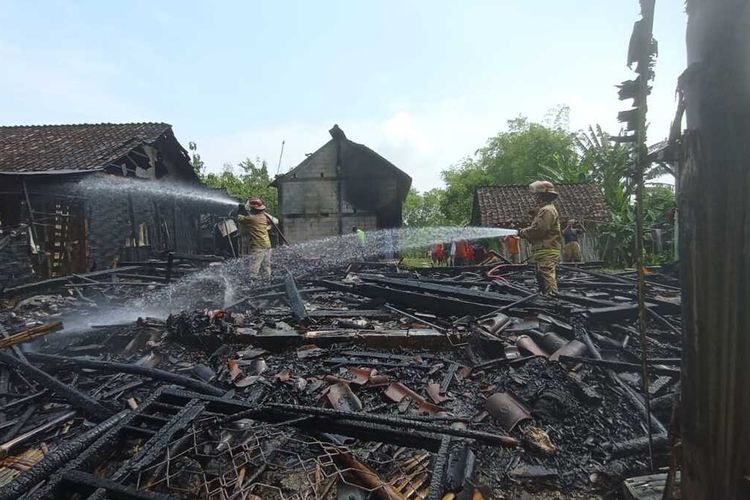 Petugas pemadam kebakaran melakukan pemadaman api yang membakar empat rumah warga Dusun Kapal, Desa Bumirejo, Kecamatan Kepohbaru, Kabupaten Bojonegoro, Jawa Timur, Sabtu (25/3/2023).