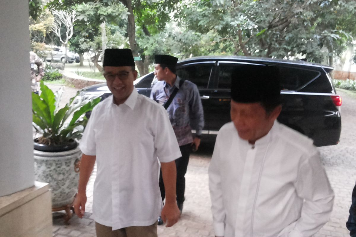 Mantan gubernur DKI Jakarta Sutiyoso saat menyambut gubernur terpilih Anies Baswedan di rumahnya di Jalan Kalimanggis, Jatikarya, Jatisampurna, Bekasi, Senin (19/6/2016) sore.