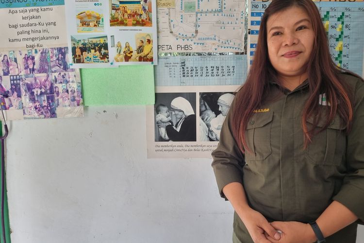 Bidan Desa Rompo Yulla Martha Yanti Tombo (tengah) berfoto di Poskesdes Rompo, Kecamatan Lore Lindu, Kabupaten Poso, Sulawesi Tengah, Minggu (2/6/2024).