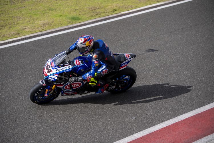 Pebalap Pata Yamaha Prometeon WorldSBK Toprak Razgatlioglu keluar Paddock saat latihan bebas ketiga pada MOTUL FIM Superbike World Championship (WSBK) Indonesian Round 2023 di Pertamina Mandalika International Street Circuit di KEK Mandalika, Lombok Tengah, NTB, Sabtu (4/3/2023). Toprak Razgatlioglu mencatatkan waktu 1 menit 33.026 di sesi latihan bebas ketiga. ANTARA FOTO/M Agung Rajasa/foc.