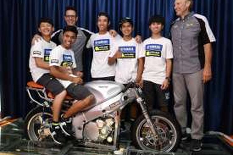 Pebalap Yamaha Racing Indonesia, Imanuel Putra Pratna dan Galang Hendra Pratama, berpose bersama tiga pebalap Asia yang tergabung di The Master Camp saat mengunjungi Andreani Suspension, Selasa (5/7/2016).