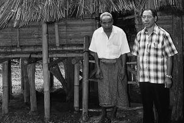 Dua tetua suku Nanga, Gaspar Djawa (kiri) dan Frans Selamat, di depan rumah adat mereka, di Mok, Manggarai Timur, Kamis (31/7/2014). Rumah tua tidak berpenghuni itu disebut Mbaru Embo.