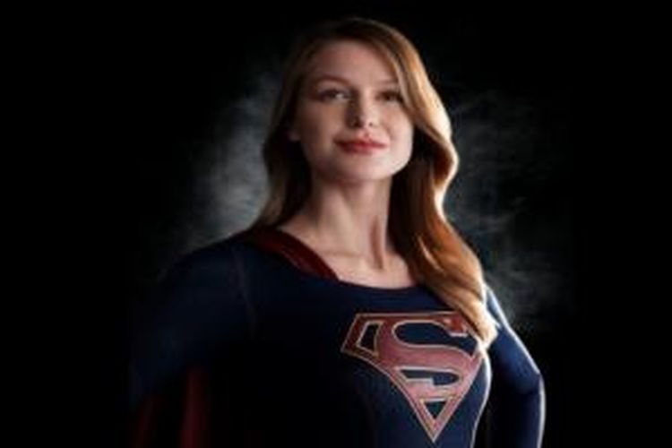 Melissa Benoist berperan sebagai Supergirl (2015)