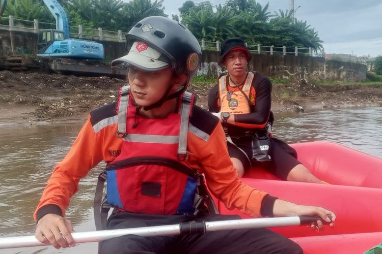 Tim SAR gabungan melakukan proses pencarian korban hanyut bernama Rendi Efendi (21) di Kali Ciliwung, Jumat (31/3/2023). 