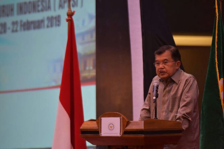Wakil Presiden Jusuf Kalla memberikan sambutan dalam Rakernas Asosiaso Pemerintah Provinsi Seluruh Indonesia, di Padang, Sumatera Barat, Kamis (21/2/2019).