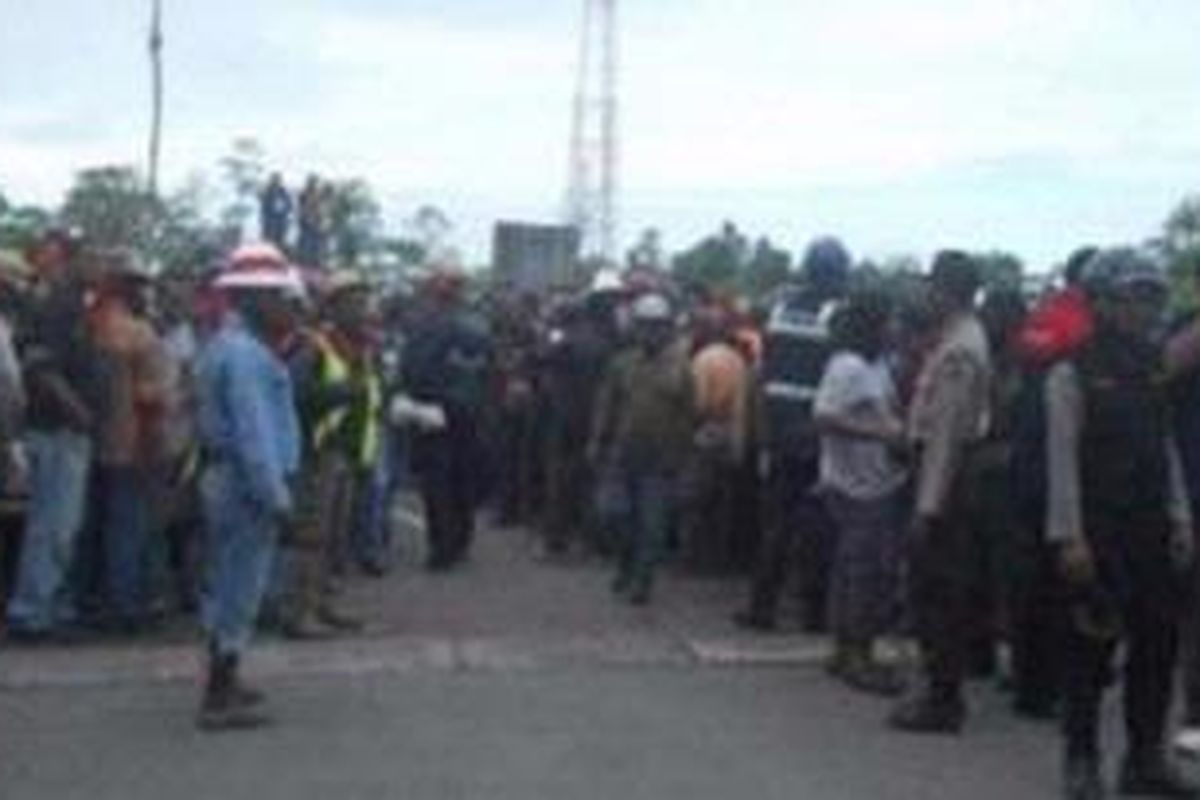 Ribuan karyawan PT Freeport melakukan aksi jalan kaki dari areal tambang Tembagapura Mile 68 menuju Kuala Kencana Timika Mile 38, Senin (4/7/2011).