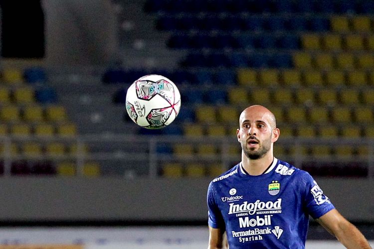 Pemain asing Persib Bandung Mohammed Rashid saat pertandingan melawan Persipura Jayapura pada pekan 10 Liga 1 2021 yang berakhir dengan skor 3-1 di Stadion Monahan Solo, Sabtu (30/10/2021) malam.