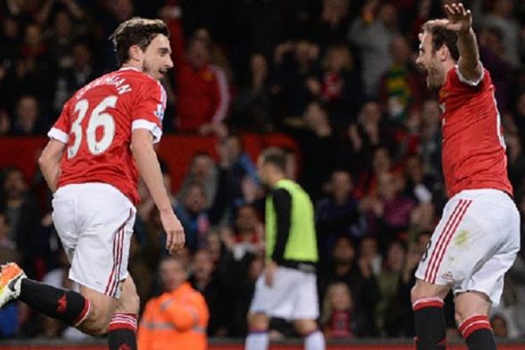 Matteo Darmian merayakan gol kedua Manchester United ke gawang Crystal Palace bersama Juan Mata, di Stadion Old Trafford, Rabu (20/4/2016).