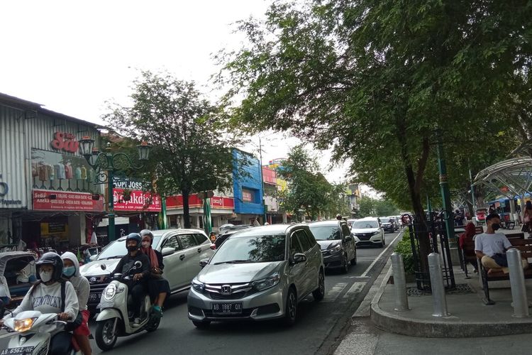 suasana lalu lintas malioboro padat pada hari Sabtu (25/9/2021)