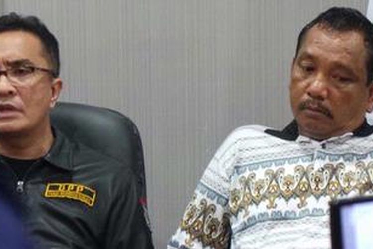 Anggota Polres Raja Ampat, Papua, Aiptu Labora Sitorus (kanan) bersama kuasa hukumnya Azet Hutabarat dalam jumpa pers di Jakarta, Kamis (17/5/2013).
