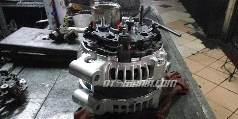 Dinamo ampere atau alternator pada mobil saat terjadi kerusakan dapat menimbulkan masalah kelistrikan.