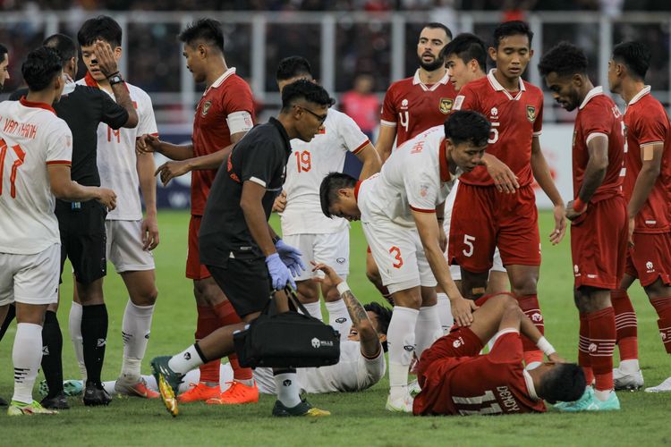 Pemain timnas Indonesia, Dendy Sulistyawan dan pemain timnas Vietnam, Doan Van Hau terjatuh usai berbenturan pada leg pertama semifinal Piala AFF 2022 di Stadion Utama Gelora Bung Karno (SUGBK), Jakarta, Jumat (6/1/2023). Pertandingan ini berakhir dengan skor 0-0.