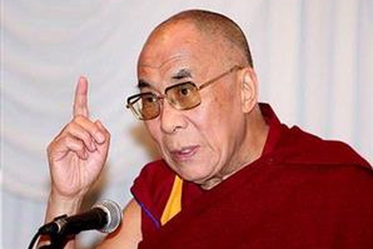 Pemimpin Tibet Dalai Lama saat berbicara di Jepang, 10 April 2008.