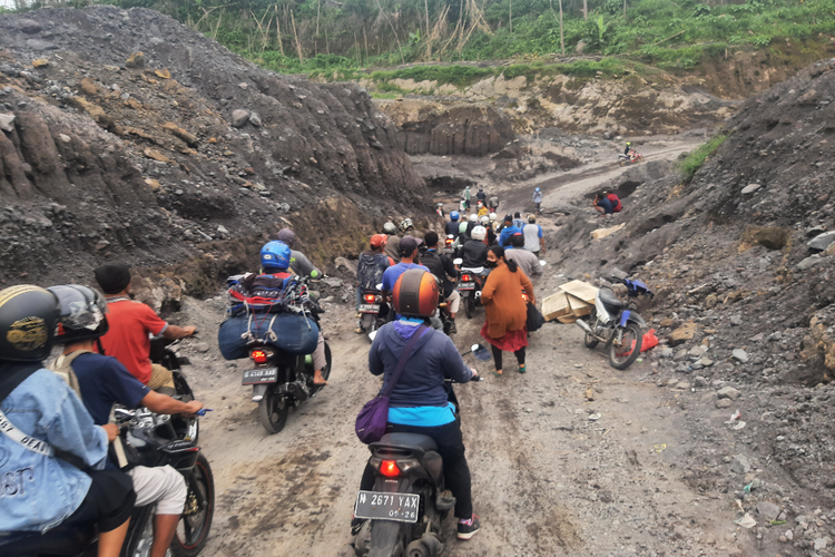 Antrean kendaraan di jalur alternatif Curah Kobokan yang menghubungkan Lumajang-Malang, Sabtu (9/4/2022)