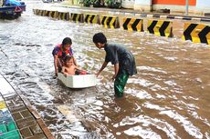 Keceriaan 4 Bocah di Tengah Banjir Jakarta Hari Ini…