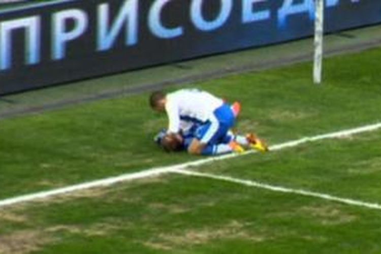 Gelandang Dnipropetrovsk, Jaba Kankava, berusha menyelamatkan nyawa pemain Dynamo Kiev, Oleh Husev. 