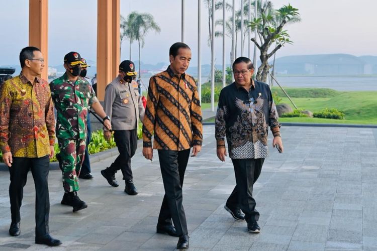 Presiden Joko Widodo saat akan berangkat menuju Singapura dari Pangkalan TNI AU Halim Perdanakusuma, Jakarta, pada Kamis (16/3/2023). 
