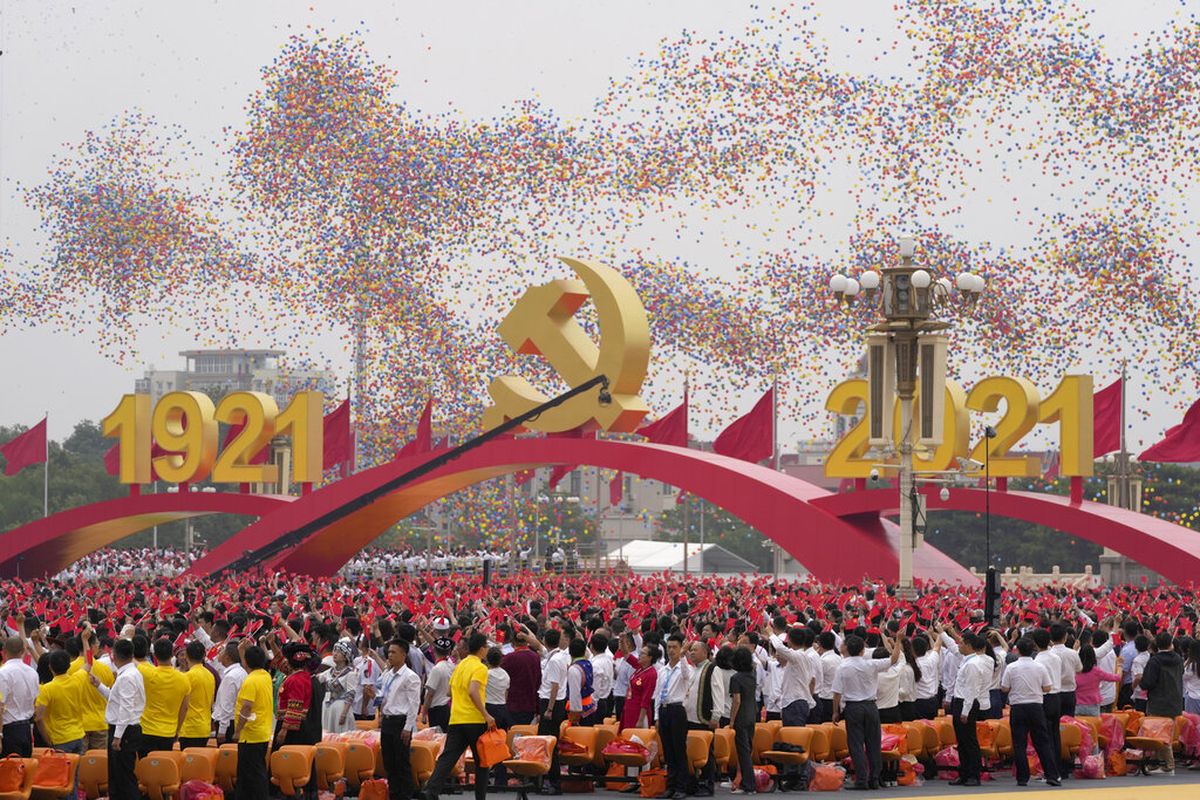 Suasana perayaan peringatan 100 tahun berdirinya Partai Komunis China di Lapangan Tiananmen, Beijing, Kamis, (1/7/2021).