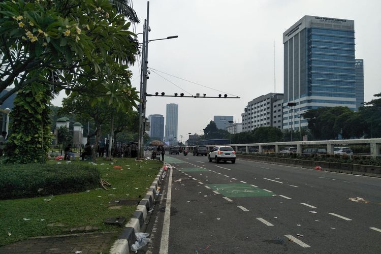 Arus lalu lintas di Jalan Gatot Subroto yang sempat tertutup massa buruh dalam memperingati hari buruh internasional atau may day fiesta 2022 di depan Gedung DPR/MPR RI, pada Sabtu (14/5/2022), kini telah buka kembali.
