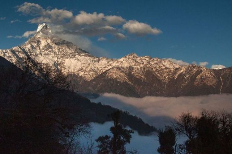 Puncak ganda Machhapuchhare yang sangat tajam telah terlarang bagi pendaki sejak 1960-an.