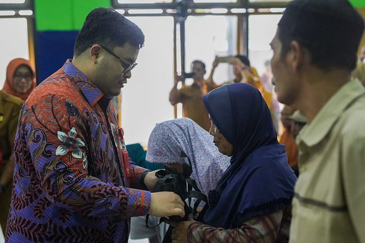 Bupati Kediri Hanindhito Himawan Pramana saat memberikan bantuan sosial dan modal kepada masyarakat Desa Sidomulyo.