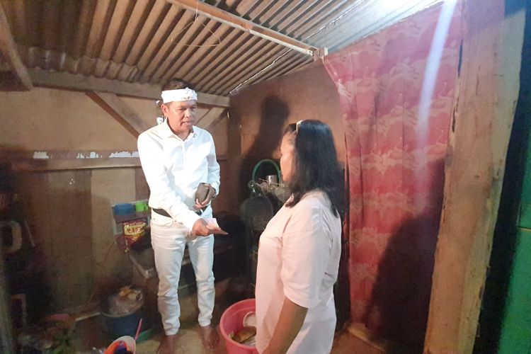 Dedi Mulyadi menyerahkan uang kepada keluarga yang hanya makan beras dan garam di Kampung Sukamanah, Desa Cigelam, Kecamatan Babakan Cikao, Purwakarta, Jawa Barat, Rabu (2/11/2022).