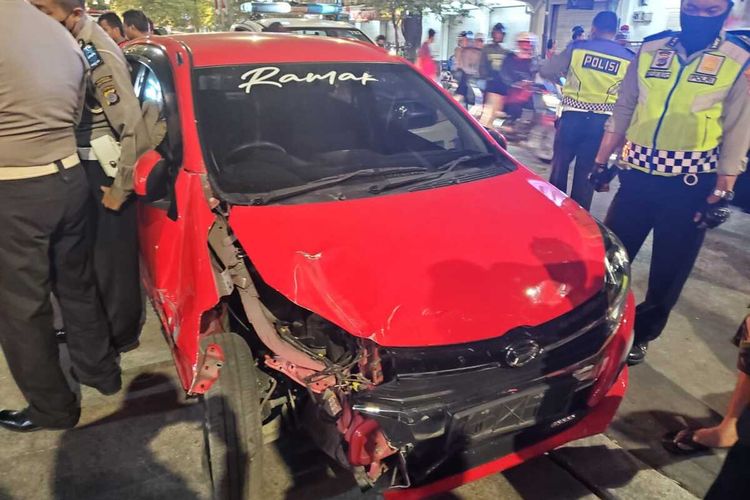 proses evakuasi mobil dan andong di Malioboro setelah andong ditabrak mobil, Rabu (25/8/2022) malam