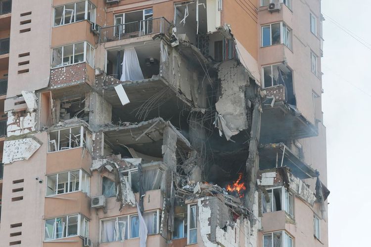 Wujud gedung apartemen yang rusak akibat penembakan pasukan RUsia baru-baru ini di Kiev, Ukraina, Sabtu (26/2/2022). 