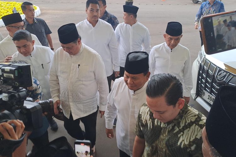 Capres pemenang Pemilu 2024 Prabowo Subianto saat menghadiri acara buka puasa bersama di kantor Partai Golkar, Jakarta Barat, Jumat (29/3/2024). 