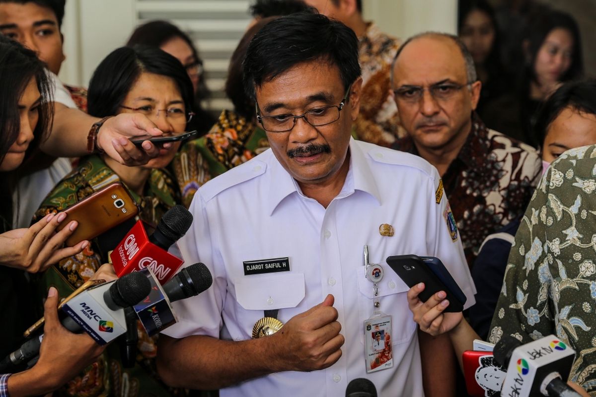 Gubernur DKI Jakarta Djarot Saiful Hidayat saat memberikan keterangan pers seusai meresmikan bus tingkat pariwisata di Balai Kota DKI Jakarta Rabu (11/10/2017). Bus tingkat ini merupakan bus ke-25 yang disumbangkan pihak swasta untuk wisata kota atau city tour di Ibu Kota Jakarta.