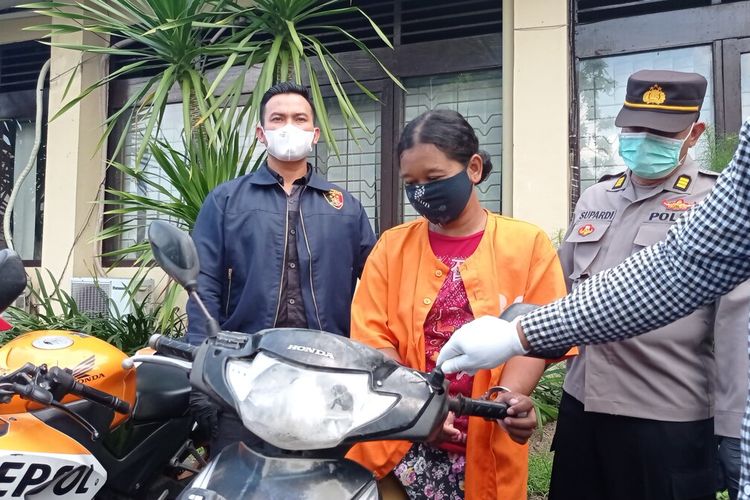 Demi membayar cicilan hutang bank, seorang IRT di Ngawi nekat mencuri sebuah sepeda motor milik petani yang ditinggal bekerja disawah.