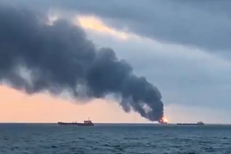 Asap hitam tampak membumbung tinggi dari dua kapal yang terbakar di perairan Crimea di Laut Hitam, Senin (21/1/2019).