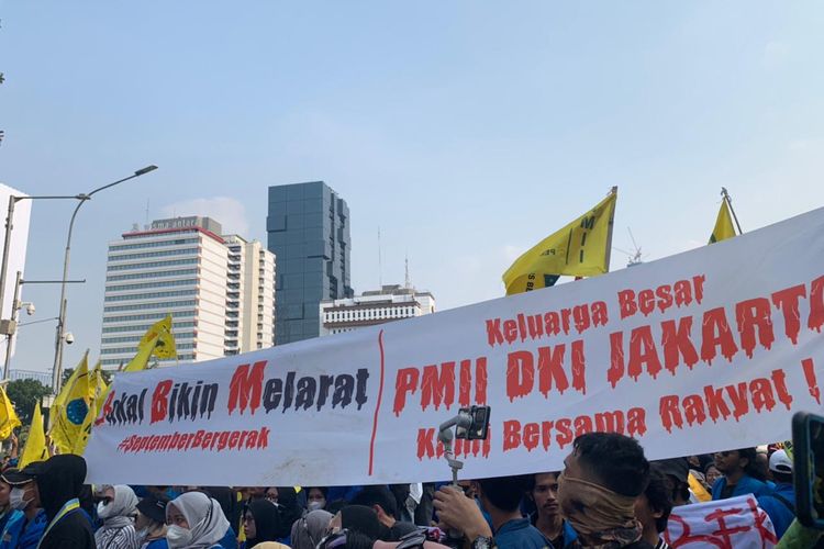 Massa PB PMII menggelar aksi unjuk menolak kenaikan harga BBM di kawasan Patung Kuda, Jakarta Pusat, Senin (5/9/2022).