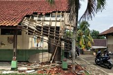 Atap Sekolah di Bekasi Roboh, Siswa Duduk di Lantai GOR dan Berbagi Meja Belajar...