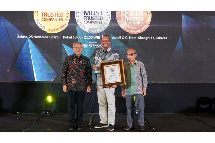 Teguh Ismartono saat menerima penghargaan untuk Pupuk Kaltim.

