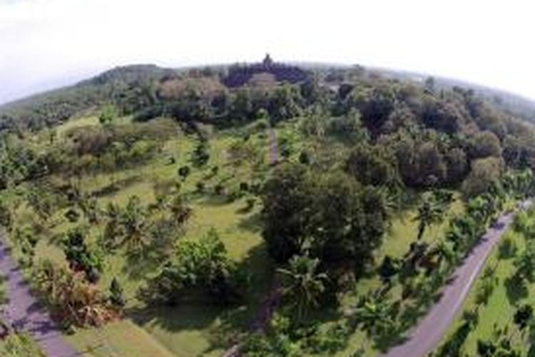 Lanskap Candi Borobudur, Magelang, Jawa Tengah, difoto dari udara, Sabtu (28/6/2014). Candi berbentuk stupa ini didirikan oleh para penganut Buddha Mahayana sekitar tahun 800-an Masehi pada masa pemerintahan wangsa Syailendra.