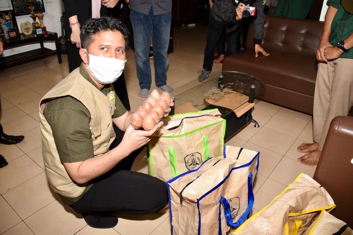 Tak bisa mudik akibat pandemi Covid-19, mahasiswa perantau di Kota Malang terima bantuan paket sembako dari Pemprpv Jatim.