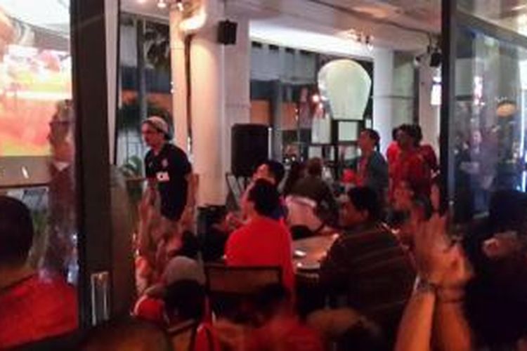 Suasana nonton bareng laga Manchester United melawan Manchester City di Just Sport Cafe, Jakarta, Minggu (12/4/2015).